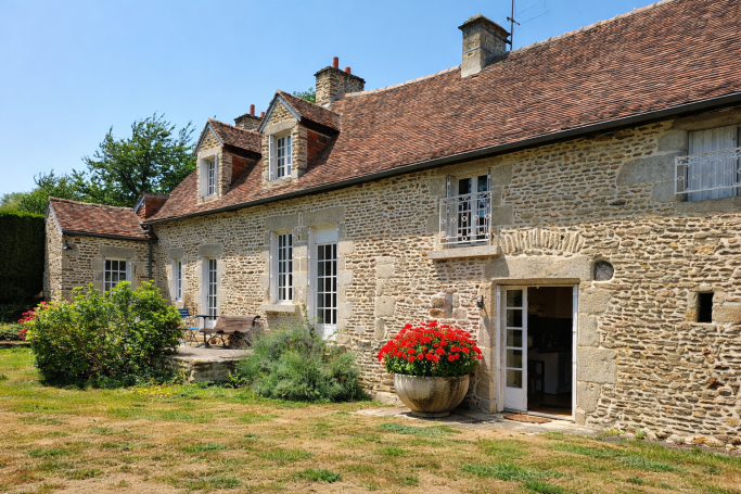 Chambre d'Hôtes met rode bloemen